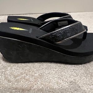VOLATILE SANDALS SIZE 9 NEW